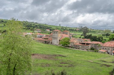 Kuzey İspanya, Cantabria, Santillana del Mar ortaçağ kasabası manzarası