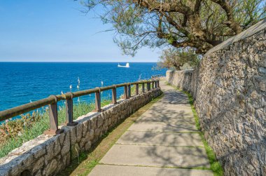Kuzey İspanya, Santander 'deki Cantabrian Denizi kıyılarına paralel yol