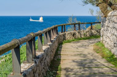 Kuzey İspanya, Santander 'deki Cantabrian Denizi kıyılarına paralel yol