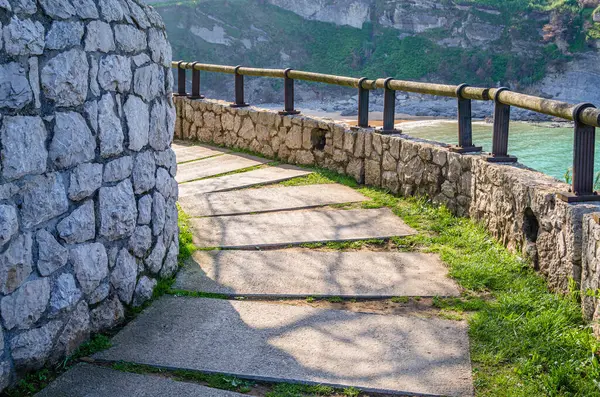 Kuzey İspanya, Santander 'deki Cantabrian Denizi kıyılarına paralel yol