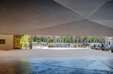 MADRID, SPAIN - 30 Ocak 2014: CaixaForum kültür merkezinin dış metal yapısının ayrıntıları, İsviçreli mimarlar Herzog & de Meuron 'un stüdyosu tarafından rehabilite edilen eski bir bina, 2008 yılında İspanya' nın Madrid kentinde açıldı.