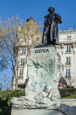 MADRID, SPAIN - 31 Ocak 2014: İspanya 'nın Madrid kentindeki Prado Müzesi' nin yakınlarında bulunan Francisco de Goya Anıtı, heykeltıraş Mariano Benlliure tarafından 1902 yılında bronz olarak yapıldı.