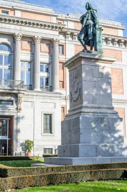 MADRID, SPAIN - 30 Ocak 2014: İspanya 'nın Madrid kentindeki Prado Müzesi' nin yanında yer alan ressam Bartolome Esteban Murillo 'ya adanmış İspanyol heykeltıraş Sabino Medina' nın 1867 yılında yaptığı Murillo anıtı.