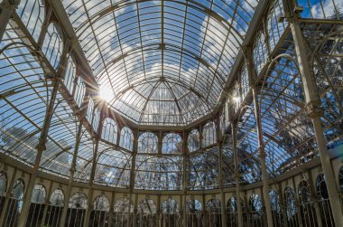 MADRID, SPAIN - 1 Şubat 2014: Palacio de Cristal (Cam Saray), 1887 yılında İspanya 'nın Madrid kentindeki Retiro Park' ta inşa edilen metal ve cam bir yapı.