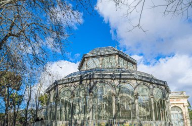 MADRID, İspanya - 1 Şubat 2014: Palacio de Cristal (Cam Saray), 1887 'de Filipinler Sergisi için İspanya' nın başkenti Madrid 'deki Retiro Park' ta inşa edilen bir metal ve cam yapı. Şu anda Reina Sofia Müzesi 'ne ait.
