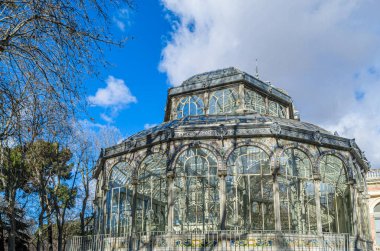 MADRID, İspanya - 1 Şubat 2014: Palacio de Cristal (Cam Saray), 1887 'de Filipinler Sergisi için İspanya' nın başkenti Madrid 'deki Retiro Park' ta inşa edilen bir metal ve cam yapı. Şu anda Reina Sofia Müzesi 'ne ait.
