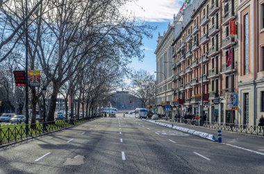 MADRID, SPAIN - 30 HAZİRAN 2014: Madrid, İspanya 'daki Paseo de Prado' nun manzarası, arka planda Atocha tren istasyonu