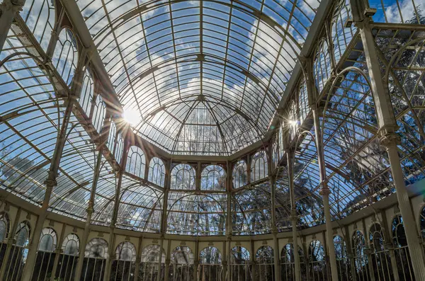 MADRID, SPAIN - 1 Şubat 2014: Palacio de Cristal (Cam Saray), 1887 yılında İspanya 'nın Madrid kentindeki Retiro Park' ta inşa edilen metal ve cam bir yapı.