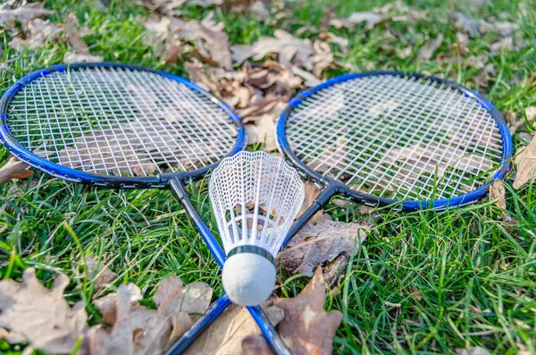 Badminton raketi ve mekik siki detayı