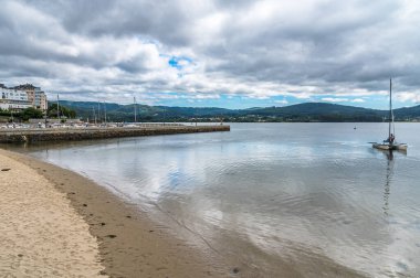 ORTIGUEIRA, İspanya - 23 Ağustos 2022: A Coruna, Galiçya, İspanya 'nın kuzeybatısındaki Ortigueira kasabasındaki liman manzarası