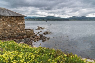İspanya 'nın kuzeybatısında bulunan Galiçya' nın A Coruna vilayeti Ortigueira köyündeki kıyı manzarası