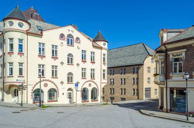 ALESUND, NORway - 19 Temmuz 2014: Alesund, Norveç 'in daha fazla og Romsdal İlçesi, Art Nouveau mimarisi ile tanınan binaların görüntüsü