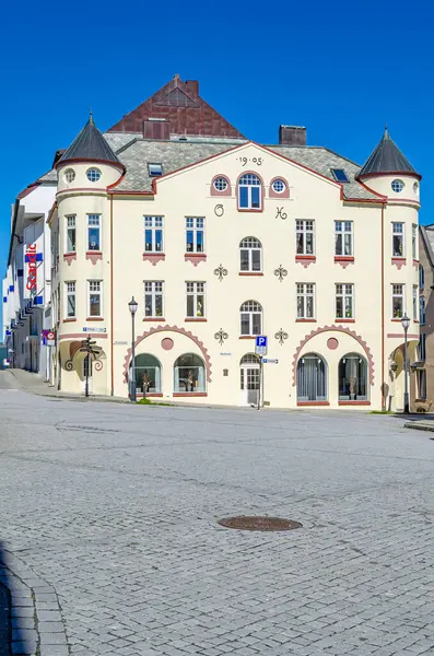 ALESUND, NORway - 19 Temmuz 2014: Alesund, Norveç 'in daha fazla og Romsdal İlçesi, Art Nouveau mimarisi ile tanınan binaların görüntüsü