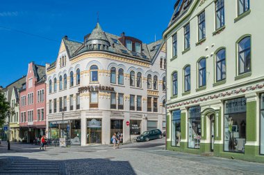 ALESUND, NORway - 20 Temmuz 2014: Alesund, Norveç 'in daha fazla og Romsdal İlçesi, Art Nouveau mimarisi ile tanınan binaların görüntüsü