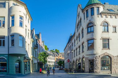 ALESUND, NORway - 20 Temmuz 2014: Alesund, Norveç 'in daha fazla og Romsdal İlçesi, Art Nouveau mimarisi ile tanınan binaların görüntüsü