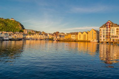 ALESUND, NORWay - 19 Temmuz 2014: Günbatımında Alesund limanından görüntüleme, More and Romsdal County, Norveç