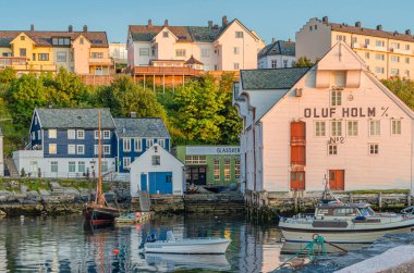 ALESUND, NORWay - 19 Temmuz 2014: Günbatımında Alesund limanından görüntüleme, More and Romsdal County, Norveç