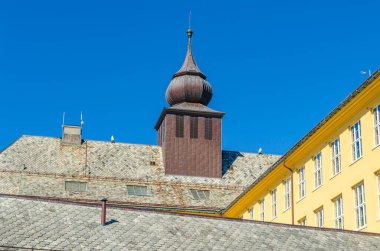ALESUND, NORway - 19 Temmuz 2014: Norveç 'in Alesund kentindeki Aspoy School, 1919-1922 yılları arasında Morgenstierne ve Eide mimarlık firmalarının Neo-Barok stilinde yaptığı planlara göre inşa edilmiştir.