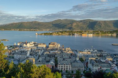 Alesund şehrinin gün batımında hava manzarası, Daha fazla og Romsdal İlçesi, Norveç