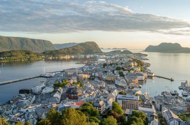 Alesund şehrinin gün batımında hava manzarası, Daha fazla og Romsdal İlçesi, Norveç