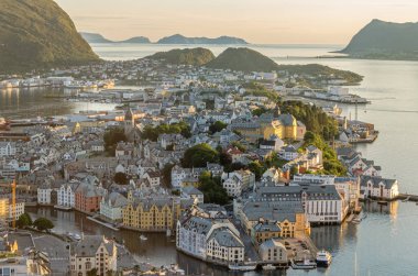 Alesund şehrinin gün batımında hava manzarası, Daha fazla og Romsdal İlçesi, Norveç