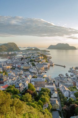 Alesund şehrinin gün batımında hava manzarası, Daha fazla og Romsdal İlçesi, Norveç