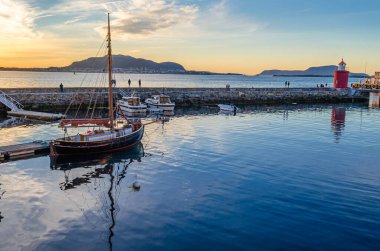 Norveç 'in Alesund limanından güzel bir gün batımı görüldü.