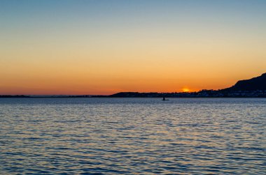 Norveç, Alesund limanından güzel bir gün batımı görüldü.