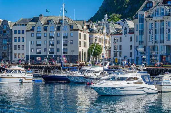 ALESUND, NORWay - 19 Temmuz 2014: Alesund, More ve Romsdal İlçe Limanı, Norveç