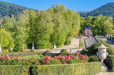 Real SITIO DE SAN ILDEFONso, İspanya - 13 Ekim: İnsanlar İspanya 'nın San Ildefonso kentindeki 18. yüzyıldan kalma bir saray olan La Granja de San Ildefonso Kraliyet Sarayı' nın bahçelerini ziyaret ediyorlar