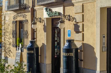 Real SITIO DE SAN ILDEFONso, İspanya - 13 Ekim: Mimari ayrıntı, Real Sitio de San Ildefonso, İspanya 'nın Segovia eyaletindeki bir restoranın ön cephesi