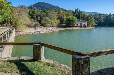 İspanya 'nın Segovia eyaletindeki Real Sitio de San Ildefonso kasabasında sonbaharda bir gölet manzarası