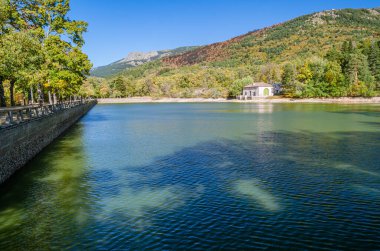 İspanya 'nın Segovia eyaletindeki Real Sitio de San Ildefonso kasabasında sonbaharda bir gölet manzarası