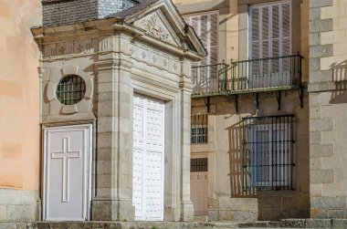 İspanya 'nın Segovia bölgesindeki San Ildefonso Kraliyet Alanı' nda bulunan Kutsal Üçlü Kraliyet Kolej Kilisesi 'nin mimari detayları.