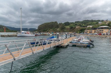 O BARQUEIRO, SPAIN - 27 AĞUSTOS 2022: İspanya 'nın kuzeybatısındaki A Coruna, Galiçya' nın O Barqueiro kasabasındaki liman manzarası