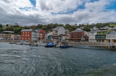 O BARQUEIRO, SPAIN - 27 AĞUSTOS 2022: İspanya 'nın kuzeybatısındaki A Coruna, Galiçya' nın O Barqueiro kasabasındaki liman manzarası