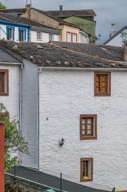 İspanya 'nın kuzeybatısındaki A Coruna, Galiçya' nın O Barqueiro şehrinin pitoresk köyünde mimarlık.