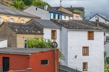 İspanya 'nın kuzeybatısındaki A Coruna, Galiçya' nın O Barqueiro şehrinin pitoresk köyünde mimarlık.