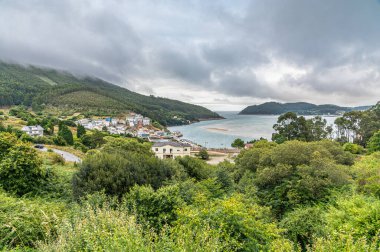 İspanya 'nın kuzeybatısındaki A Coruna, Galiçya' nın O Barqueiro şehrinin pitoresk köyüne bakın.