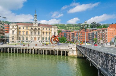 BILBAO, İspanya - 10 Mayıs 2014: Bilbao, İspanya 'daki Nervion nehri manzarası. Arka planda, Bask heykeltraş Jorge Oteiza 'nın 1958 yılında yaptığı 