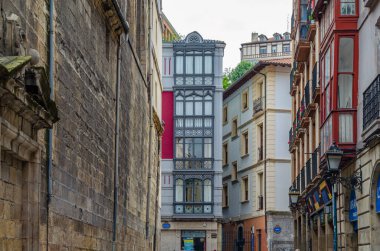 BILBAO, SPAIN - 9 Mayıs 2014: İspanya 'nın eski Bask Bölgesi' ndeki Bilbao şehrinde renkli mimarisi olan şehir manzarası, sokaklar