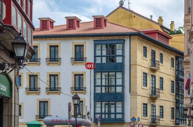 BILBAO, SPAIN - 10 Mayıs 2014: İspanya 'nın eski Bask Bölgesi' ndeki Bilbao şehrinde renkli mimarisi olan şehir manzarası, sokaklar