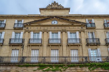 BILBAO, İspanya - 9 Mayıs 2014: Euskaltzaindia karargahının cephesi (Bask Dili Kraliyet Akademisi), İspanya 'nın Bilbao kentindeki resmi akademik dil düzenleme kurumudur.