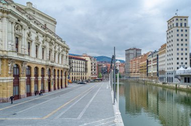 BILBAO, İspanya - 9 Mayıs 2014: İspanya 'nın Bilbao kentindeki Nervion Nehri kıyısındaki binaların manzarası