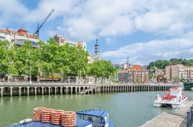 BILBAO, İspanya - 10 Mayıs 2014: İspanya 'nın Bilbao kentindeki Nervion Nehri kıyısındaki binaların manzarası