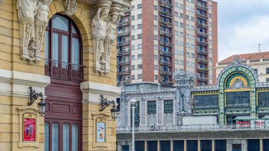 BILBAO, SPAIN - 9 Mayıs 2014: Bilbao, Bask Bölgesi 'ndeki Arriaga Tiyatrosu Cephesi; 19. yüzyılın sonlarına doğru, mimar Joaquin de Rucoba' nın 1890 yılında hizmete girdiği neo-barok bir binadır..