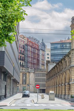 İspanya 'nın eski Bask Bölgesi Bilbao kasabasında renkli mimari