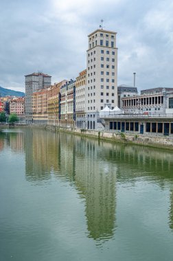 Şehir manzarası, İspanya 'nın Bask Bölgesi Bilbao kentindeki Nervion Nehri kıyısındaki binaların manzarası.