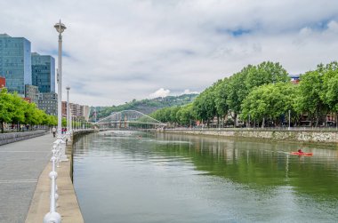 Şehir manzarası, İspanya 'nın Bask Bölgesi Bilbao kentindeki Nervion Nehri kıyısındaki binaların manzarası.