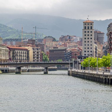 Şehir manzarası, İspanya 'nın Bask Bölgesi Bilbao kentindeki Nervion Nehri kıyısındaki binaların manzarası.